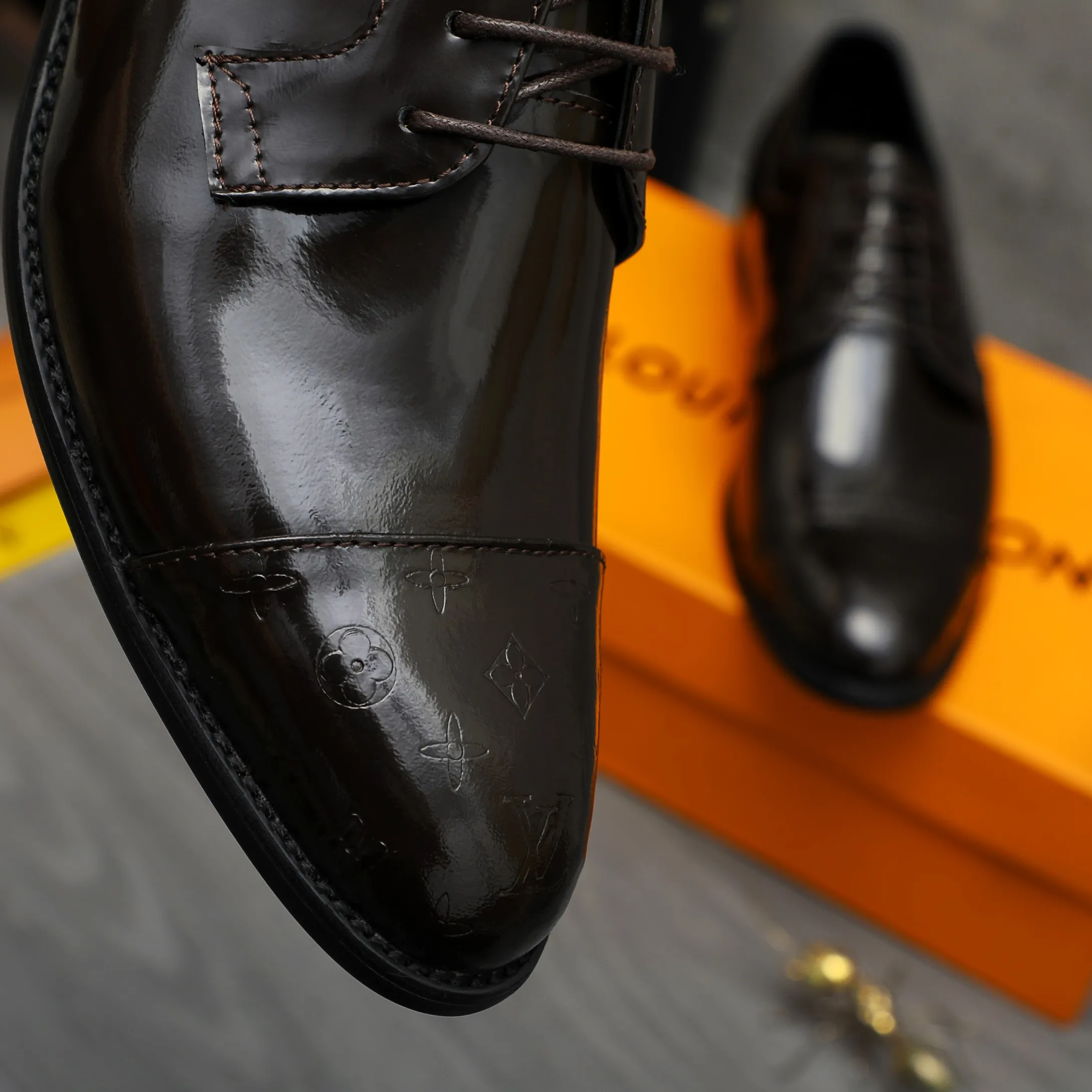 Men's shoes 💰p460 Product trademark: LV (Louis Vuitton) business lace-up leather shoes True size: 39-44 Product material: Selected lacquered cowhide stitching embossed cowhide upper, cowhide lining, original rubber outsole